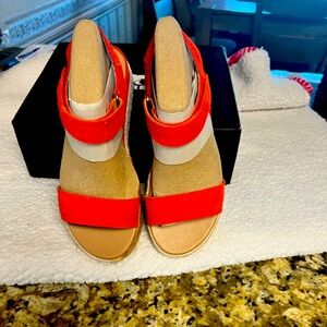 Mia Cameron Flatform Sandal size 7.5 in like new condition